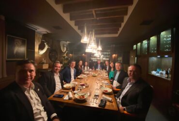 Durante um jantar, Mauro Mendes se reuniu com o empresário Jackson Wijaya, fundador da  Paper Excellence, em Shanghai.