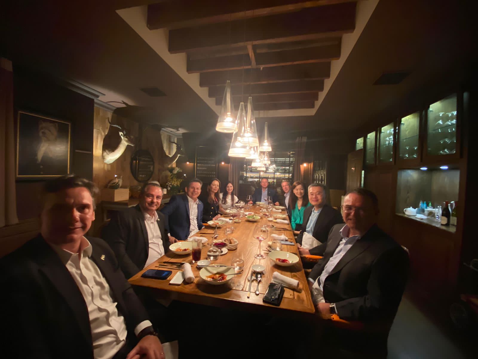 Durante um jantar, Mauro Mendes se reuniu com o empresário Jackson Wijaya, fundador da  Paper Excellence, em Shanghai.