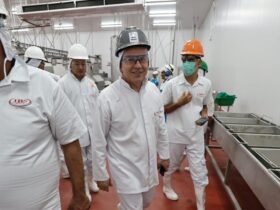O governador Mauro Mendes durante a vista na fábrica