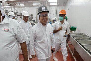 O governador Mauro Mendes durante a vista na fábrica