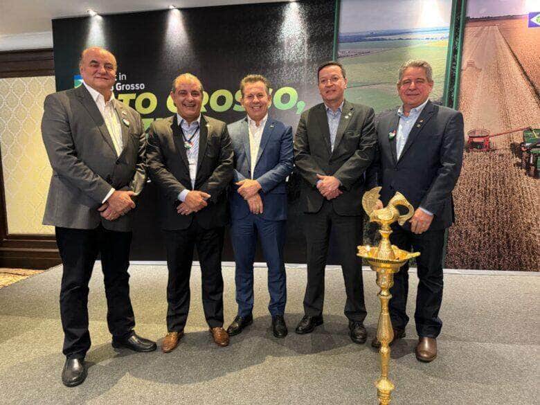O governador Mauro Mendes junto com representantes de federações e associações mato-grossenses.               Crédito - Laice Souza - Secom/MT