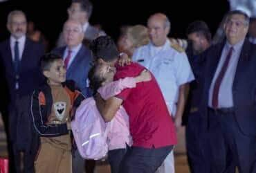 Brasília-DF, 14. 11. 2023, Mohammed Jabr Ismil Abushanab, abraça seus filhos, após a chegada do avião presidencial com 32 brasileiros resgatados da Faixa de Gaza que saiu do Cairo (Egito) para o Brasil. A aeronave fez escalas técnicas em Roma (Itália), Las Palmas (Espanha), e no Recife. São 17 crianças, nove mulheres e seis homens que aguardaram mais de 30 dias a permissão das autoridades de Israel, Gaza e Egito para retornar ao Brasil. . Foto: Rafa Neddermeyer/Agência Brasil