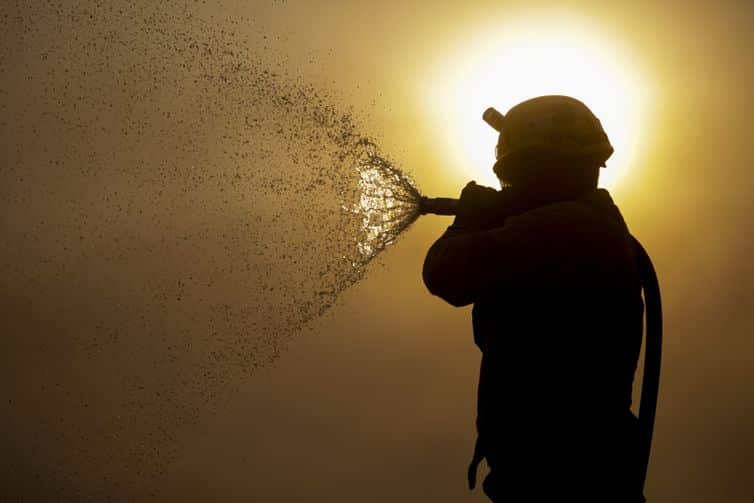 Porto Jofre (MT) 17/11/2023 – Brigadista do ICMBIO fazendo resfriamento do fogo, durante incêndio florestal que atige o Pantanal. Foto: Joédson Alves/Agência Brasil