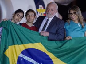 Brasília-DF, 14. 11. 2023, O presidente Lula, recebe os 32 brasileiros resgatados da Faixa de Gaza que saiu do Cairo (Egito) para o Brasil. A aeronave fez escalas técnicas em Roma (Itália), Las Palmas (Espanha), e no Recife. São 17 crianças, nove mulheres e seis homens que aguardaram mais de 30 dias a permissão das autoridades de Israel, Gaza e Egito para retornar ao Brasil. . Foto: Rafa Neddermeyer/Agência Brasil