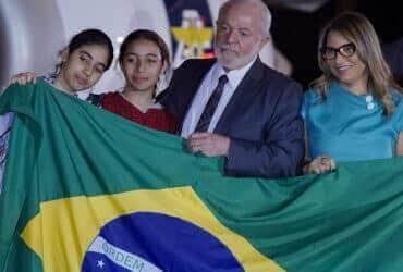 Brasília-DF, 14. 11. 2023, O presidente Lula, recebe os 32 brasileiros resgatados da Faixa de Gaza que saiu do Cairo (Egito) para o Brasil. A aeronave fez escalas técnicas em Roma (Itália), Las Palmas (Espanha), e no Recife. São 17 crianças, nove mulheres e seis homens que aguardaram mais de 30 dias a permissão das autoridades de Israel, Gaza e Egito para retornar ao Brasil. . Foto: Rafa Neddermeyer/Agência Brasil