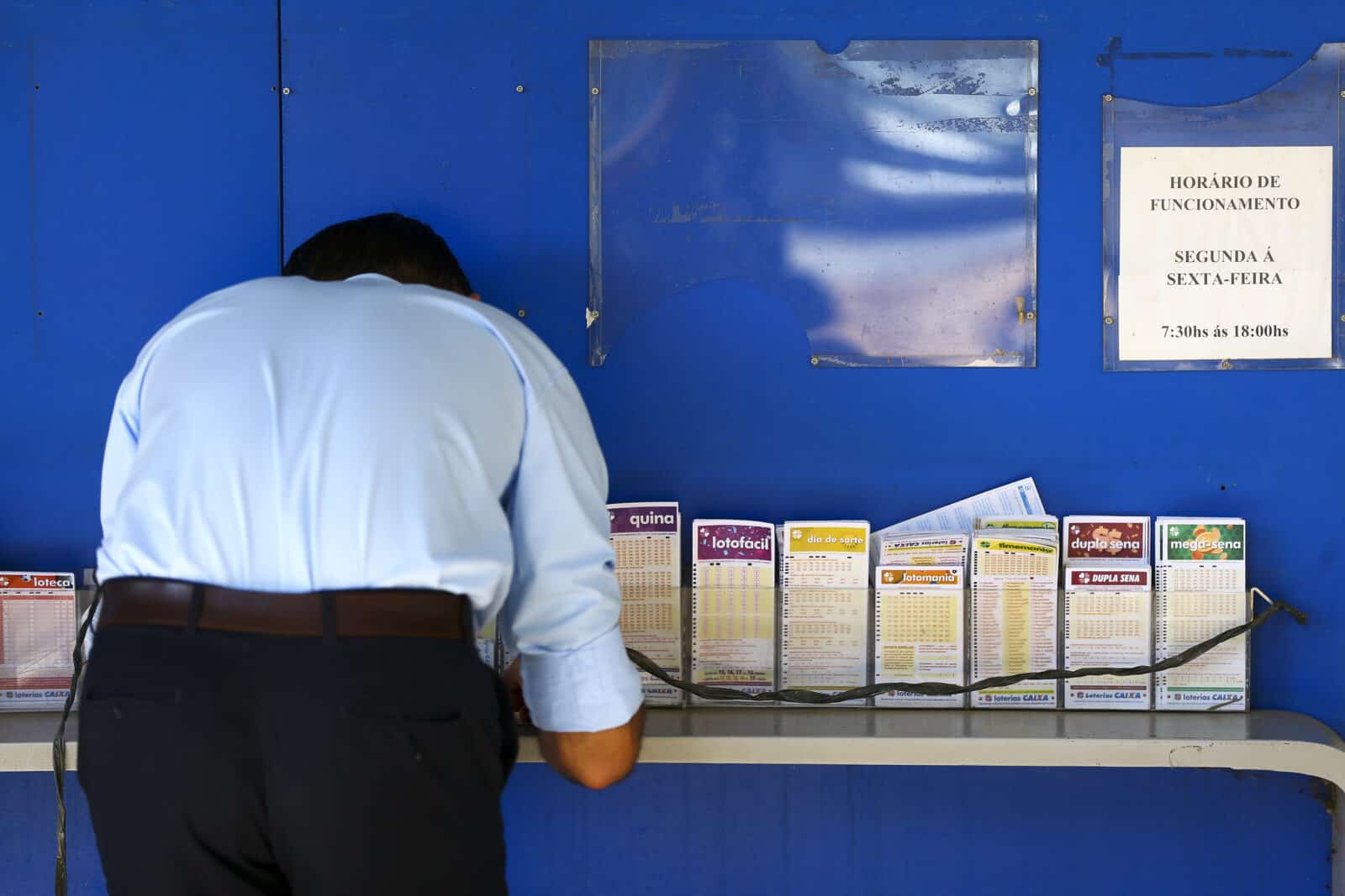 Apostadores fazem filas em casas lotéricas de Brasília. A Caixa Econômica Federal sorteia amanhã (12) a lotofácil da Independência. Por: Marcelo Camargo/Agência Brasil