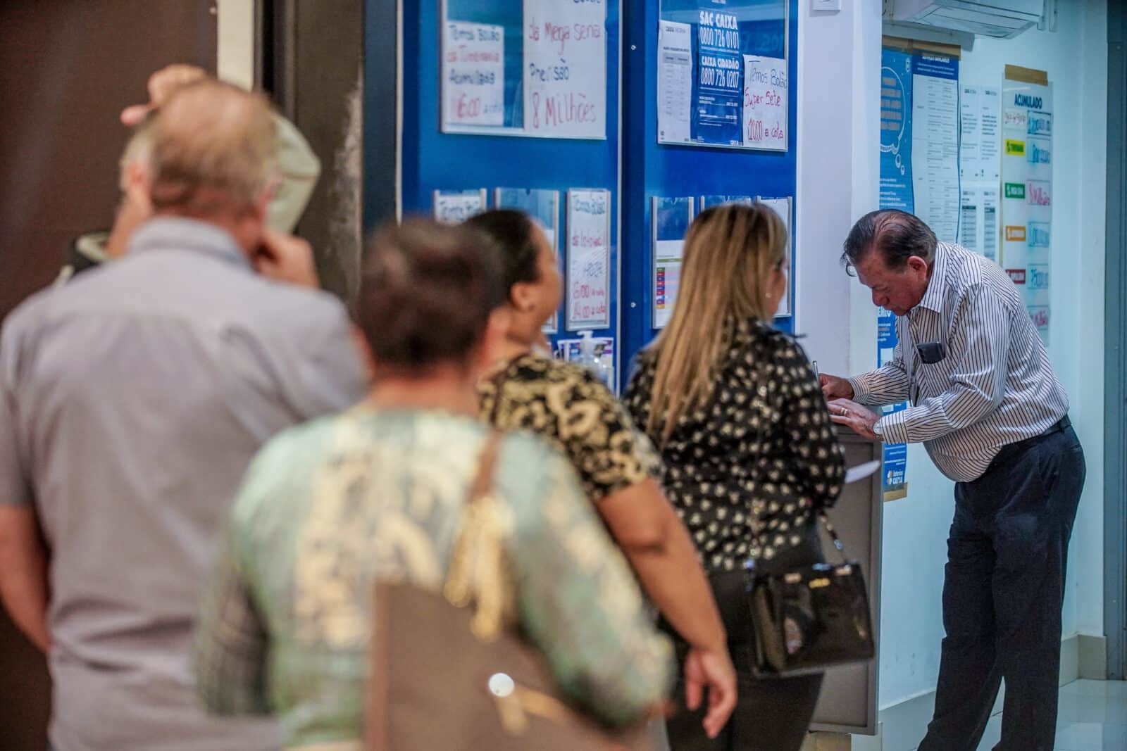 Brasília -22/06/2023 - Casas lotéricas fazem filas, devido aos prêmios acumulados durante a semana. Foto: Rafa Neddermeyer/Agência Brasil