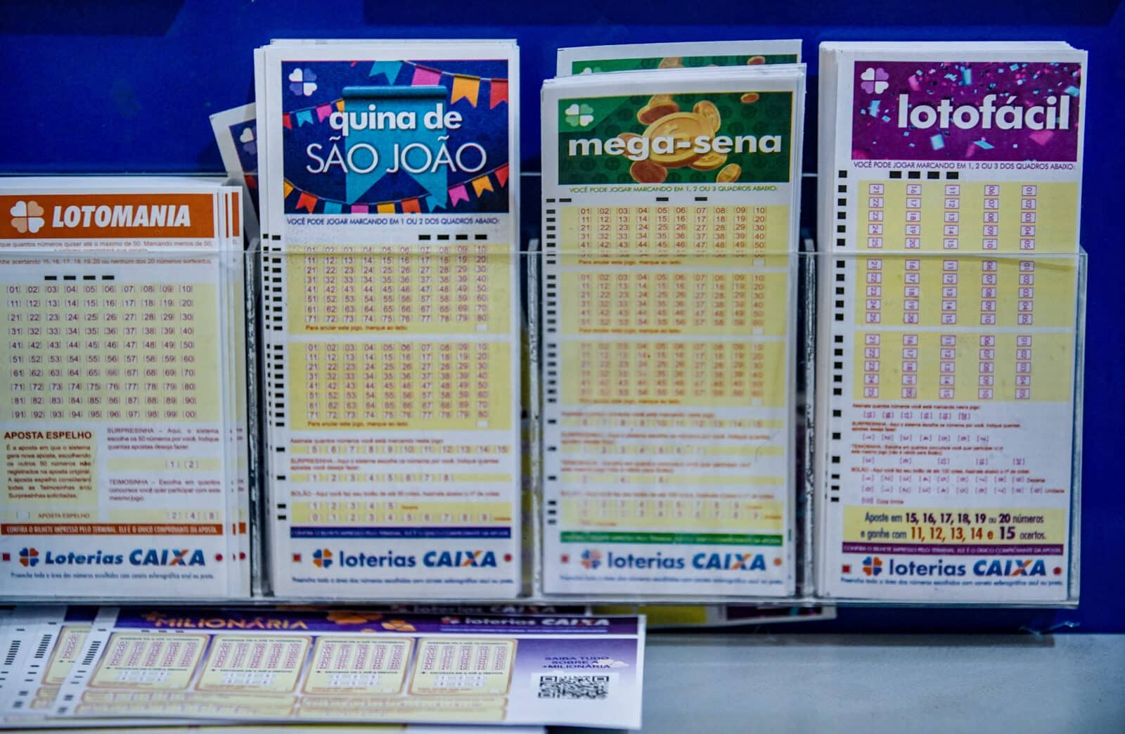 Brasília -22/06/2023 - Casas lotéricas fazem filas, devido aos prêmios acumulados durante a semana. Foto: Rafa Neddermeyer/Agência Brasil