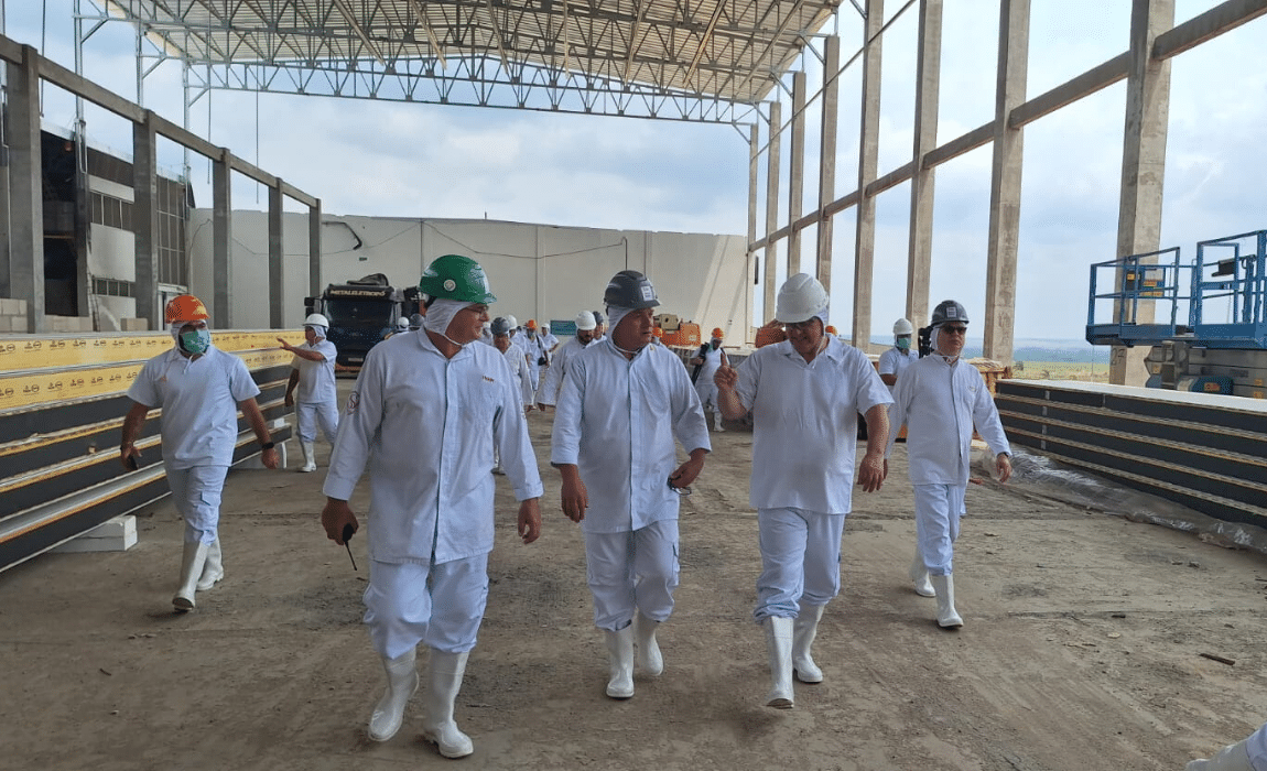 Ministro Carlos Fávaro visita retomada de obras em frigorífico incendiado em Mato Grosso