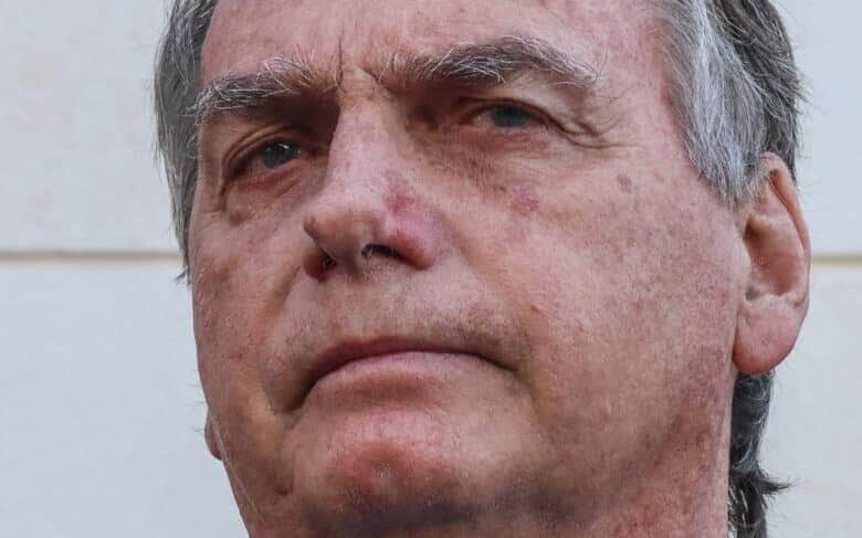 Brasília (DF), 18/10/2023, O ex-presidente Jair Bolsonaro, fala com jornalistas, na sede da Polícia Federal em Brasília. Foto: Valter Campanato/Agência Brasil