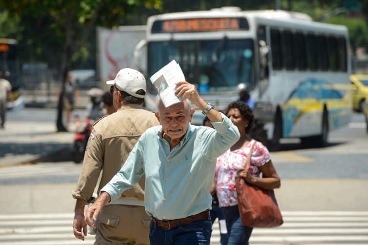 Rio de Janeiro (RJ), 14/11/2023 – População enfrenta forte onda de calor no Rio de Janeiro. Foto: Tomaz Silva/Agência Brasil