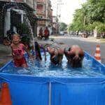Rio de Janeiro (RJ), 16/11/2023 - Moradores do Complexo da Maré se refrescam com chuveiros e piscinas improvisadas nas ruas da comunidade. A sensação térmica na cidade do Rio de Janeiro voltou a superar os 50 graus Celsius (°C), com a onda de calor que atinge boa parte do Brasil. Foto: Tânia Rêgo/Agência Brasil
