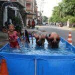 Rio de Janeiro (RJ), 16/11/2023 - Moradores do Complexo da Maré se refrescam com chuveiros e piscinas improvisadas nas ruas da comunidade. A sensação térmica na cidade do Rio de Janeiro voltou a superar os 50 graus Celsius (°C), com a onda de calor que atinge boa parte do Brasil. Foto: Tânia Rêgo/Agência Brasil