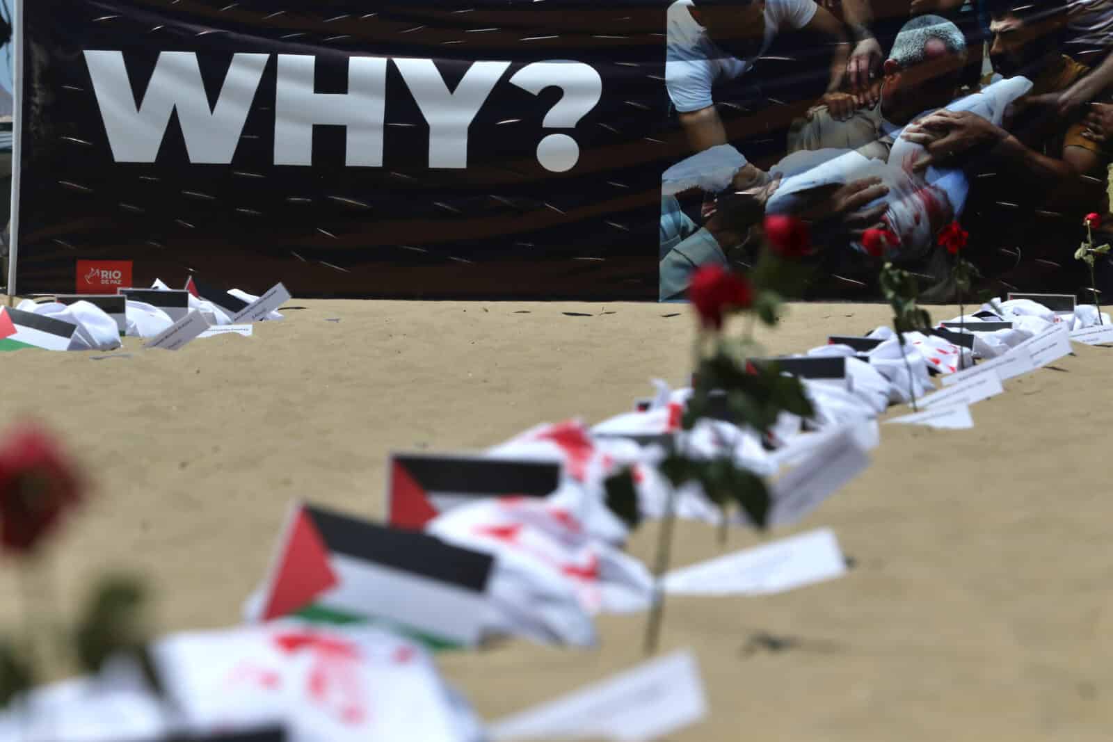 Rio de Janeiro (RJ), 03/11/2023 - A ONG Rio de Paz faz ato, na praia de Copacabana, em repúdio à guerra no Oriente Médio e ao assassinato de milhares de crianças palestinas em Gaza provocado por Israel. Foto: Tânia Rêgo/Agência Brasil
