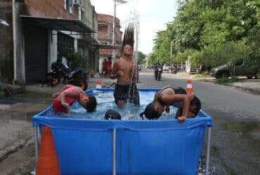 Rio de Janeiro (RJ), 16/11/2023 - Moradores do Complexo da Maré se refrescam com chuveiros e piscinas improvisadas nas ruas da comunidade. A sensação térmica na cidade do Rio de Janeiro voltou a superar os 50 graus Celsius (°C), com a onda de calor que atinge boa parte do Brasil. Foto: Tânia Rêgo/Agência Brasil