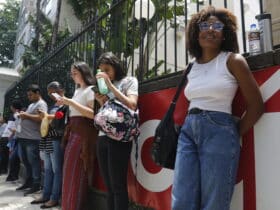 Rio de Janeiro (RJ) 05/11/2023 - Estudantes chegam para o primeiro dia de provas do Enem 2023, na Universidade Veiga de Almeida, na Tijuca. Foto: Fernando Frazão/Agência Brasil