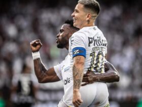 Messias comemora com Soltedo gol de empate em 1 a 1 com Botafogo - Brasileiro 2023 - em 25/11/2023 Por: Reprodução Twitter/Santos FC