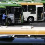 Brasília (DF), 09/08/2023 - Movimentação de passageiros e ônibus na Rodoviária do Plano Piloto. Nos dias 8 e 9 de agosto acontece, em Brasília, o 36º Seminário Nacional de Transporte Urbano, em que empresários, entidades de classe, especialistas e representantes de governo debatem as mudanças necessárias no setor. Foto: Marcelo Camargo/Agência Brasil