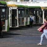 Brasília (DF), 09/08/2023 - Movimentação de passageiros e ônibus na Rodoviária do Plano Piloto. Nos dias 8 e 9 de agosto acontece, em Brasília, o 36º Seminário Nacional de Transporte Urbano, em que empresários, entidades de classe, especialistas e representantes de governo debatem as mudanças necessárias no setor. Foto: Marcelo Camargo/Agência Brasil