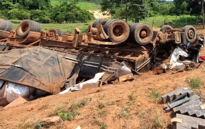 Homem morre após capotamento de veículo de carga em Mato Grosso