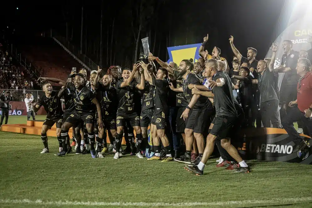 Vitória levanta a taça de campeão da Série B 2023 — Foto: Victor Ferreira/EC Vitória