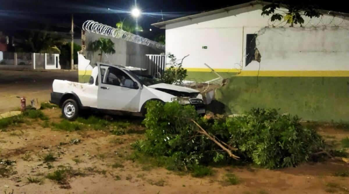 Motorista bate contra muro de creche e morre em Primavera