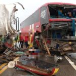 Acidente na BR-163 entre ônibus e veículo de carga interdita tráfego no km 699