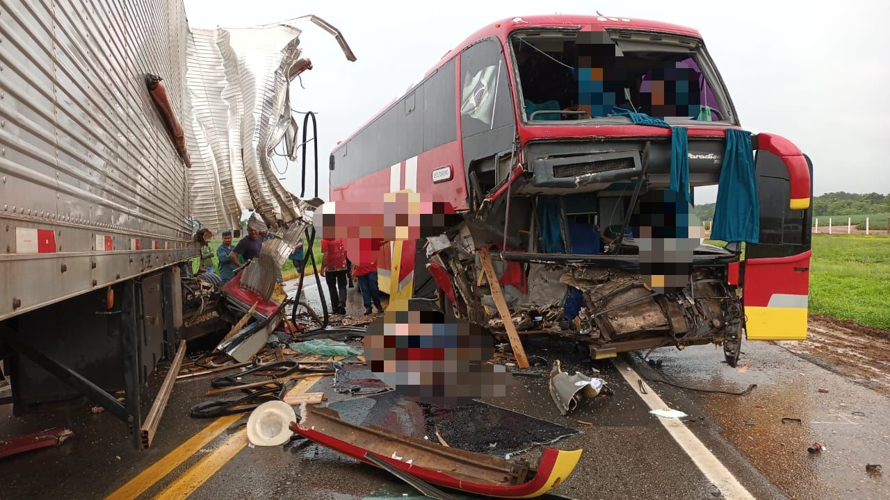 Acidente na BR-163 entre ônibus e veículo de carga interdita tráfego no km 699