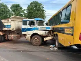 Acidente envolvendo ônibus, carreta e caminhão em Várzea Grande destaca falha em semáforo após chuva
