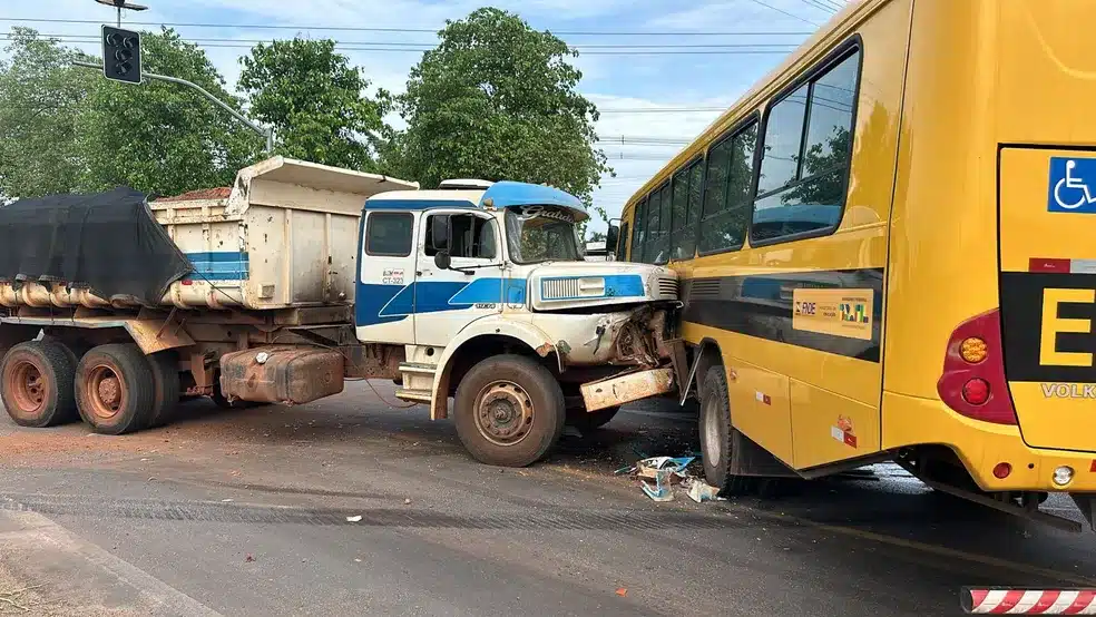 Acidente envolvendo ônibus, carreta e caminhão em Várzea Grande destaca falha em semáforo após chuva