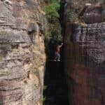 Atleta mineiro realiza arriscada travessia de highline na Serra do Roncador em Mato Grosso