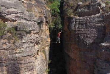 Atleta mineiro realiza arriscada travessia de highline na Serra do Roncador em Mato Grosso