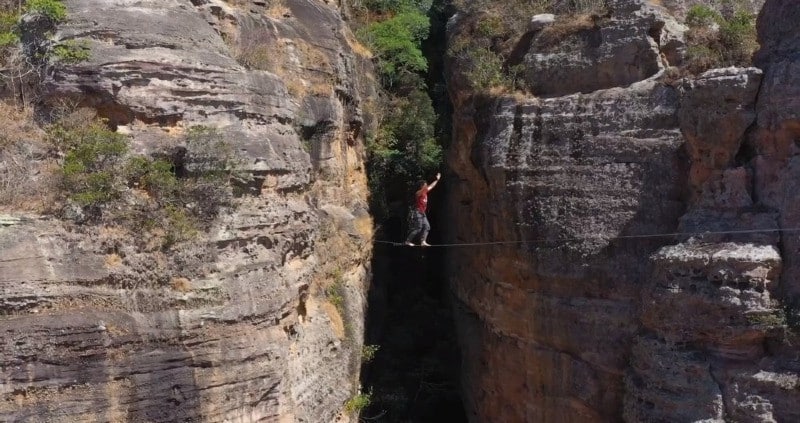 Atleta mineiro realiza arriscada travessia de highline na Serra do Roncador em Mato Grosso