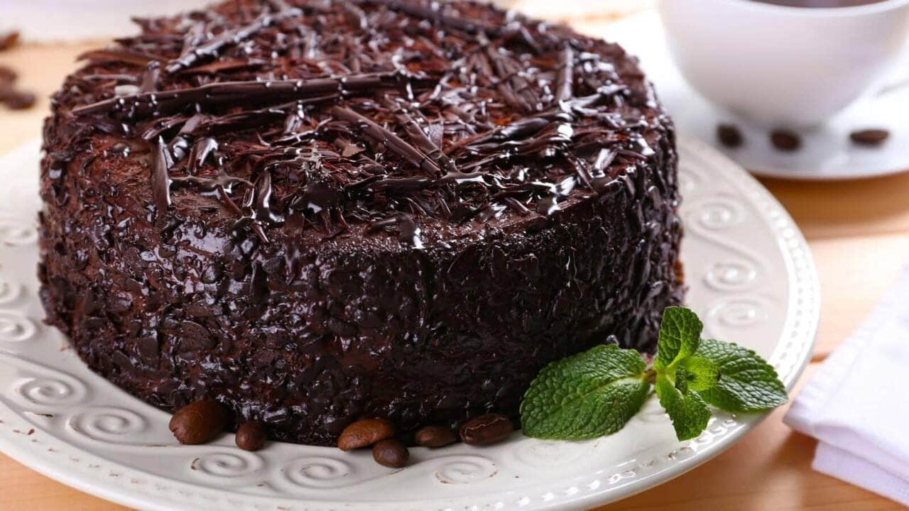 Bolo de chocolate com calda e granulado