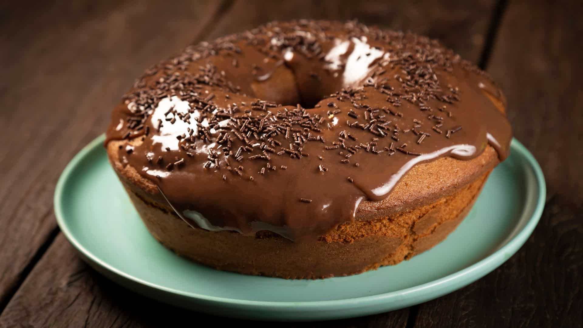 Bolo de chocolate com calda e granulado