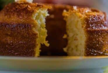 Bolo de fubá com queijo: a receita clássica brasileira