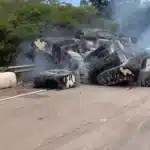 Carreta carregada com algodão tomba e pega fogo na BR-364 em Mato Grosso