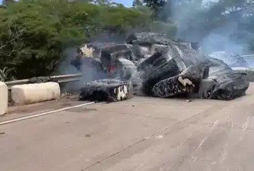 Carreta carregada com algodão tomba e pega fogo na BR-364 em Mato Grosso