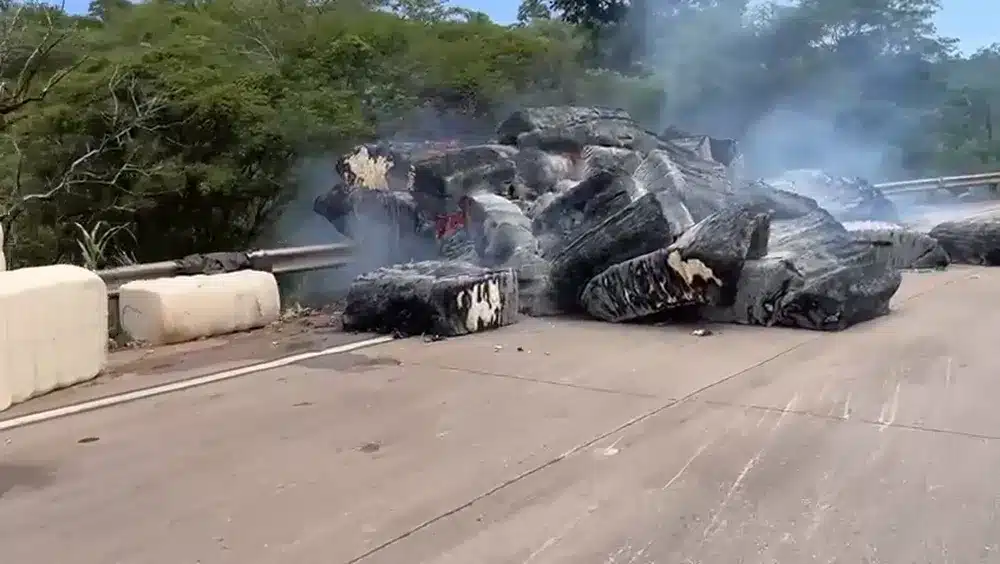 Carreta carregada com algodão tomba e pega fogo na BR-364 em Mato Grosso