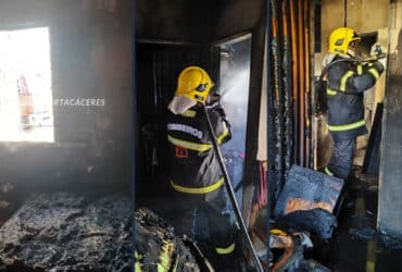 Casa é consumida por chamas após explosão de celular durante a madrugada de Mato Grosso