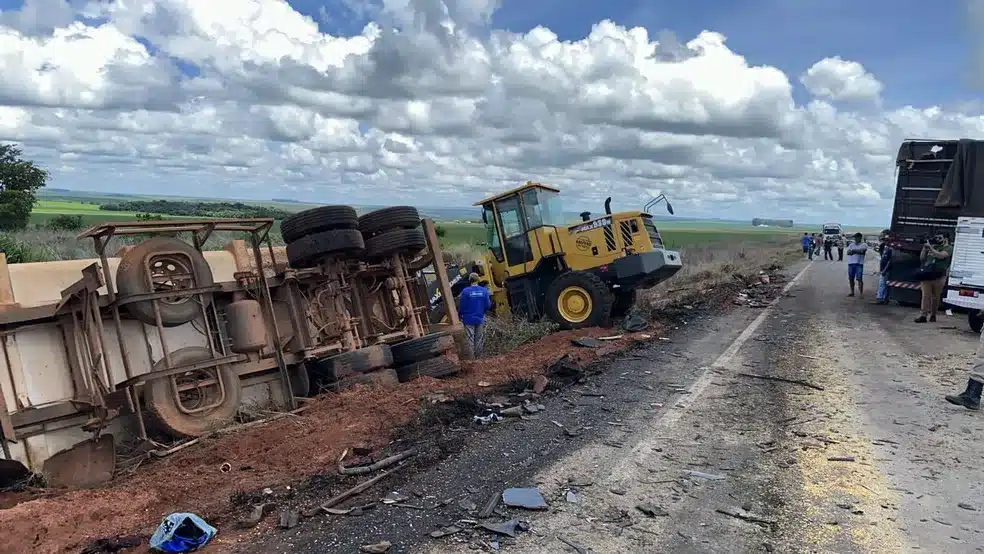 Colisão frontal entre caminhões deixa dois motoristas mortos em rodovia de Mato Grosso