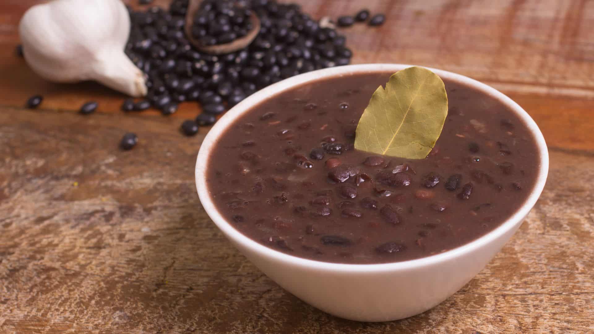 Como temperar feijão preto