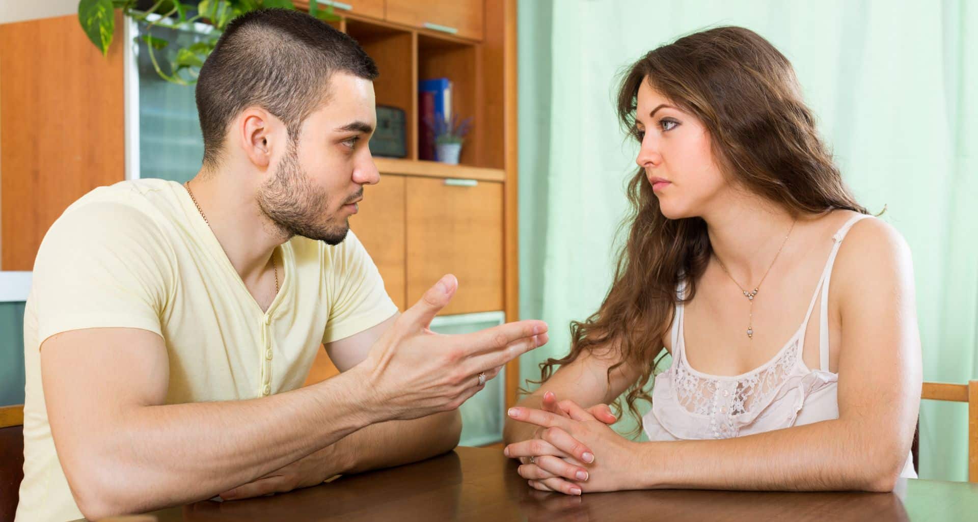 Discussões entre casal- casal brigando, relacionamento