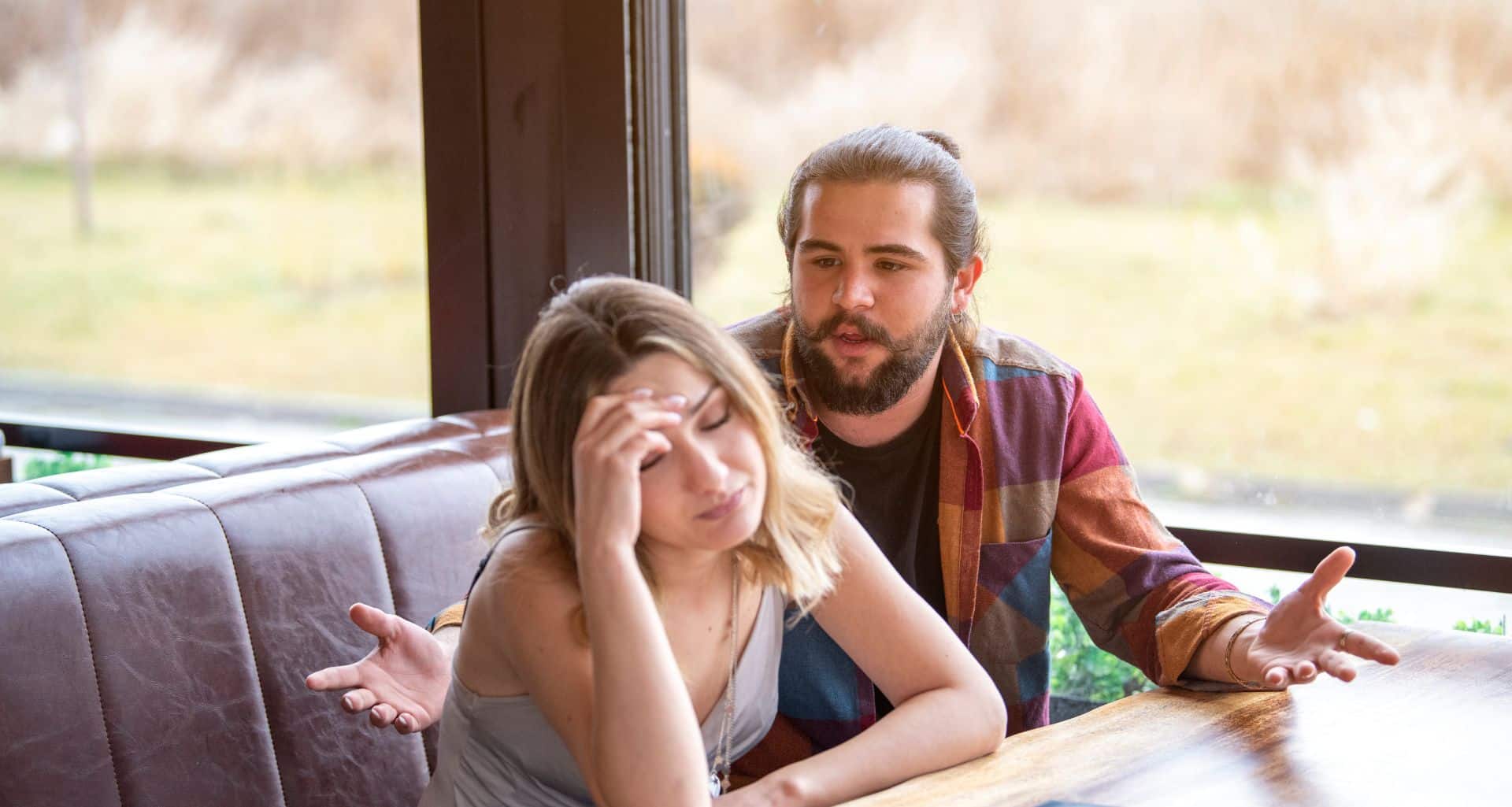 Discussões entre casal- casal brigando, relacionamento