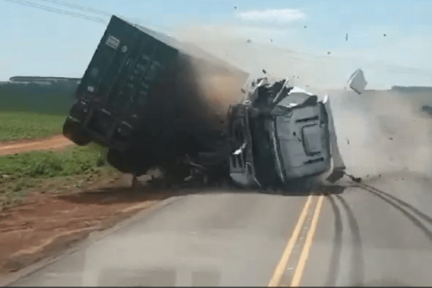 Grave acidente na BR 364 em Mato Grosso e registrado por motorista