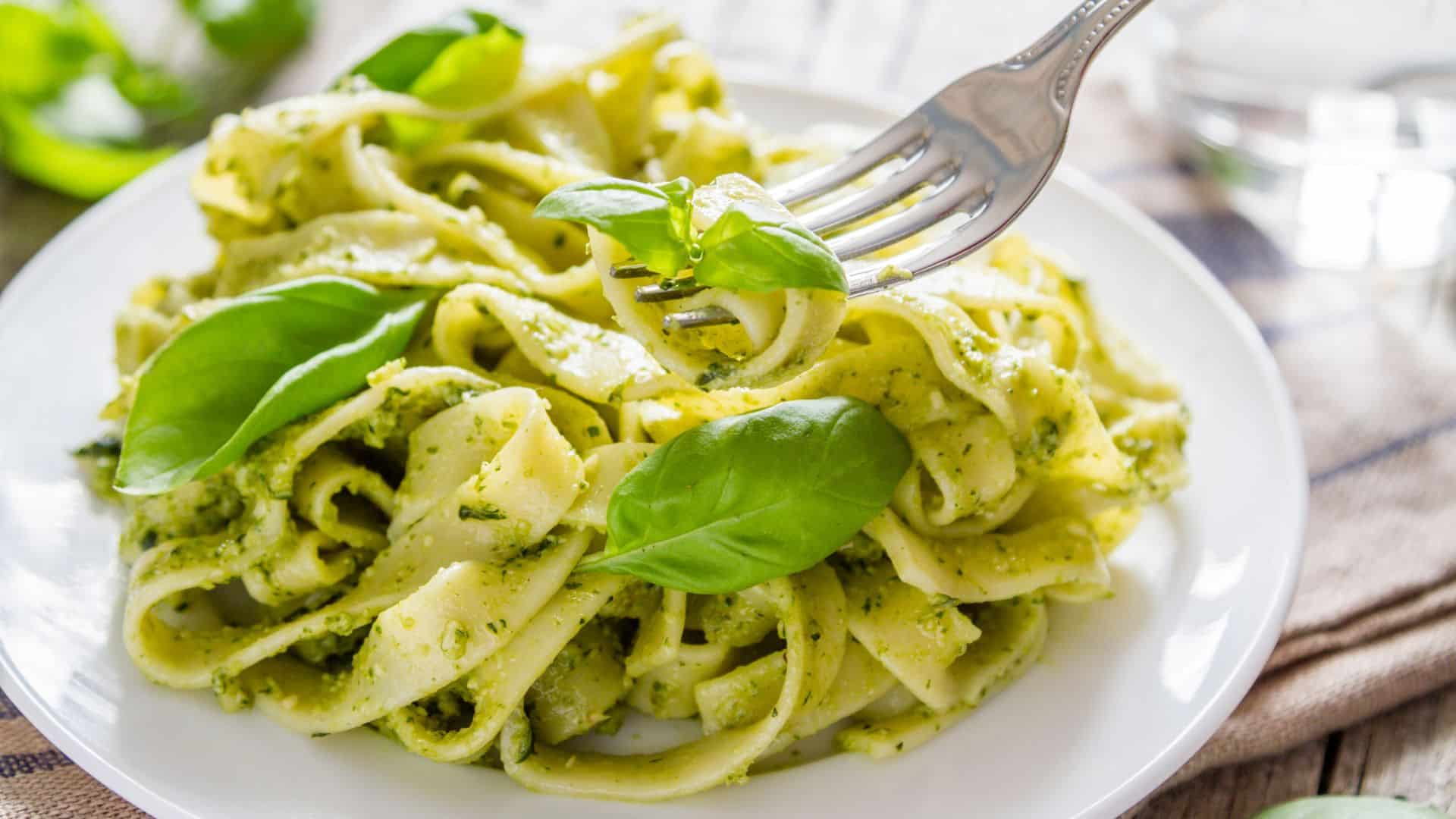 Macarrão com molho pesto