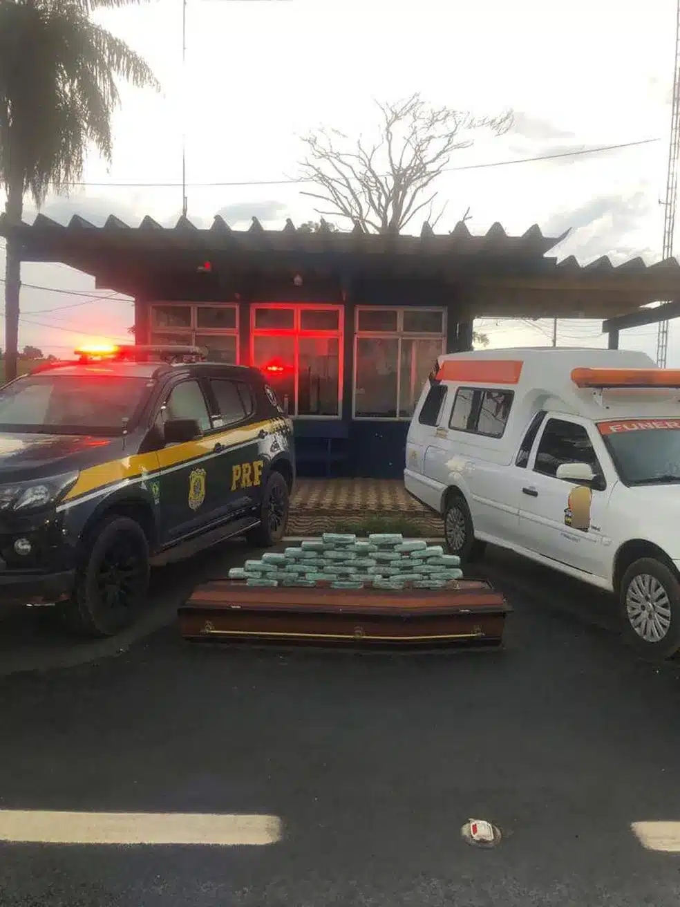 Motorista de carro funerário é preso transportando 30 kg de cocaína em Mato Grosso