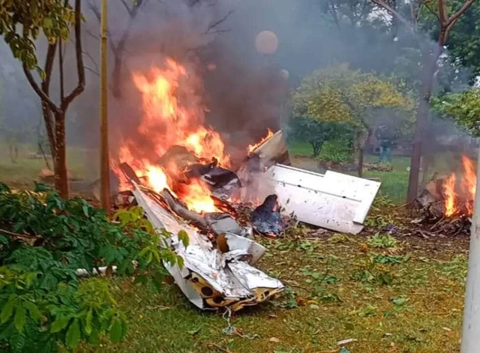 Quatro adultos e uma criança morreram na queda de um monomotor de quatro lugares, em Jaboticabal, no interior de São Paulo, na manhã deste sábado (23).