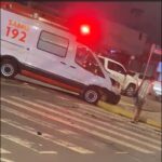 Viatura do SAMU e carro se envolvem em colisão no centro de Rondonópolis