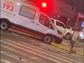 Viatura do SAMU e carro se envolvem em colisão no centro de Rondonópolis